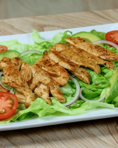 Ven a Los Amigos Latin Grill y prueba nuestra exquisita ensalada de pollo a la parrilla. ¡Sabor salvadoreño y mexicano en cada bocado!